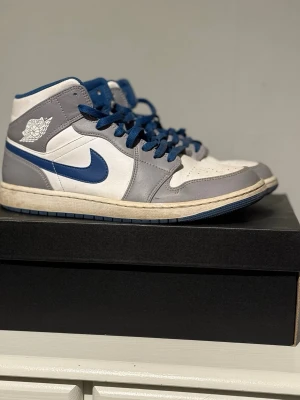 Nike Air Jordan 1 Mid grå/blå - Nike Air Jordan 1 Mid True Blue sneakers i fint skick och 100% äkta