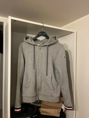 Moncler zip hoodie - Säljer min Moncler cardigan som jag köpt från Verstaire då den blivit för liten för mig tyvärr… Kvitto finns på mail. Storlek: 1/S Nypris: 380€ köpte jag den för.
