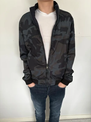 Woolrich reverseble windbreaker - Säljer en windbreaker från Woolrich. Jackan kan vändas ut och in och antingen vara i camo eller mörkblå. Skriv vid frågor