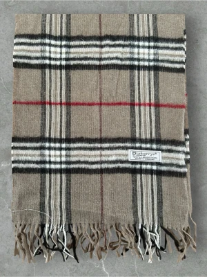Burberry Halsduk Grå - 💪🏽Skick:Ny utan prislapp   📐Mått:Längd:170cm:Bred:30cm  📎Material:100%Lambswool  📦Skickar alltid inom 24h  💸Köp fler plagg för att få billigare pris  ✅Äkthetsgaranti
