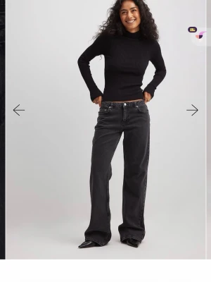 Svarta nakd jeans - Populära snygga vida lågmidjade jeans från nakd. Säljer då dom är fel storlek för mig!