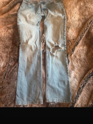 Ljusblå bootcut jeans med hål - Jätte snygga low waits bootcut jeans köpta här på Vinted men från gap, säljer pga att dom va försmå för mig. Skriv gärna för fler frågor och gå in på min profil för annat kul💕  Midjemått: 37 Innerbenslängd: 76 (går att lägga ner då de är upplagda)