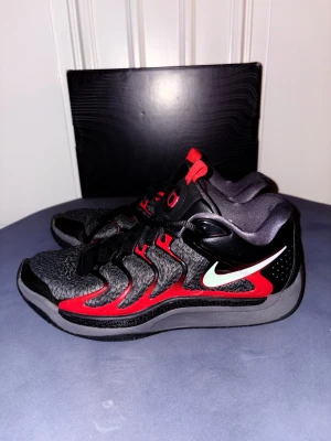 KD 17 bred - Säljer ett par basket skor i storlek 42. Använda ganska mycket och ganska slitna. 