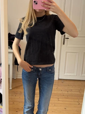 Svart T-shirt  - Svart T-shirt i storlek xs från Gina Tricot. Fint skick, använd fåtal gånger💕