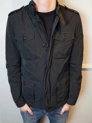 WOOLRICH FIELDJACKET  - Riktigt go fieldjacket från Woolrich | Skick: 8.5/10 | Strl: S | Modellen är 182 cm | Hör av dig om du undrar någonting!