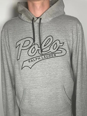 Ralph Lauren hoodie  - Säljer en riktigt snygg och trendig Ralph Lauren hoodie i fint skick, storlek L, vid frågor är det bara att skriva //Gramenti
