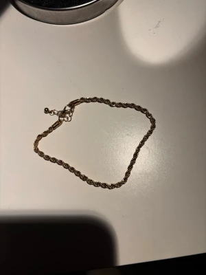 Armband  - Snyggt armband som är i ett mycket bra skick 