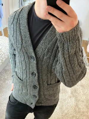 Stickad cardigan  - Cardigan | Mycket bra skick | Size - S | Pris 399 | Hör av dig vid minsta fråga eller fundering📩