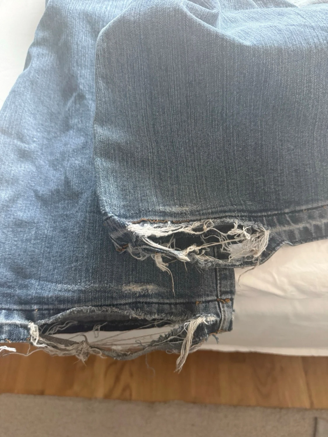 Blå bootcut jeans med broderad ficka - 4