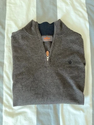 Morris mörkbrun merinoull halfzip tröja - Snygg mörkbrun merinoull tröja från Morris med halfzip och ribbade muddar. Endast provad och säljes pga att den är för liten. Passar ca 165-175 Nypris: 1799