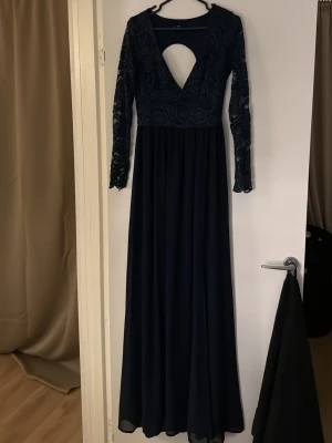 Mörkblå Spetsbalklänning ifrån bubbleroom  - Använd 1 gång! Stl 36 från bubbleroom , v urringning fram och öppen i ryggen 