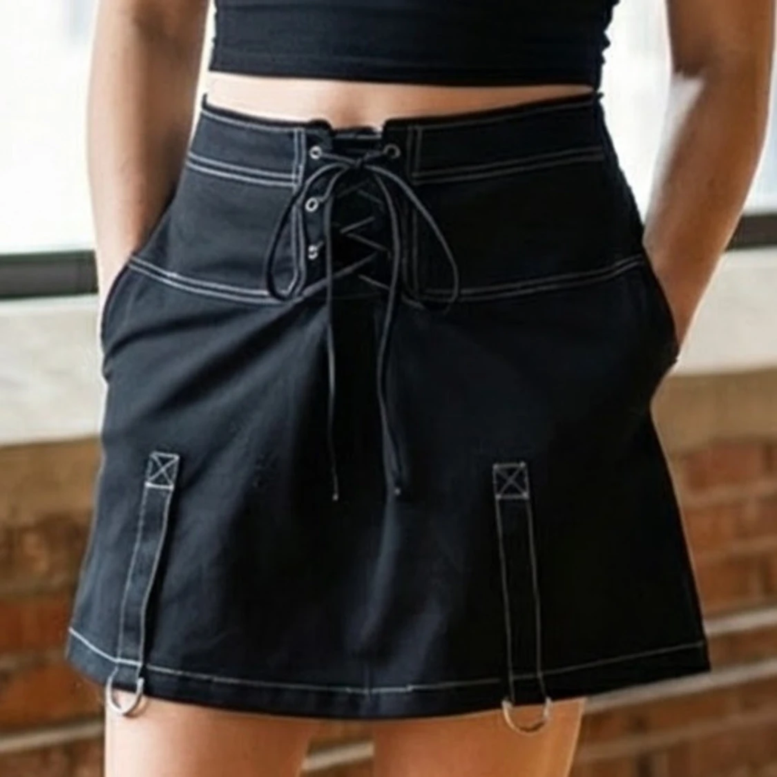 Svart kortkjol med snörning - 1