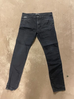 Svarta skinny jeans från Zara Man - Säljer ett par svarta skinny jeans från Zara Man. Jeansen har klassisk femficksdesign, smal passform och är tillverkade i stretchigt material för extra komfort. Perfekta för dig som gillar en stilren och modern look.