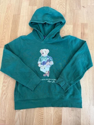 Grön polo bear  - Jag säljer en grön polo bear i storlek 14-16 i mycket bra skick. Svarar alltid snabbt☺️🤝