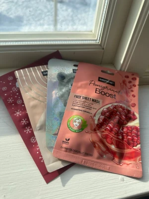 Ansiktsmasker från Sence - Fyra olika ansiktsmasker från Sence, bland annat Pomegranate Boost Face Sheet Mask med granatäpple och hyaluronsyra. Maskerna är veganska och dermatologiskt testade. Färgglada förpackningar med vinter- och fruktmotiv, perfekta för en återfuktande boost.
