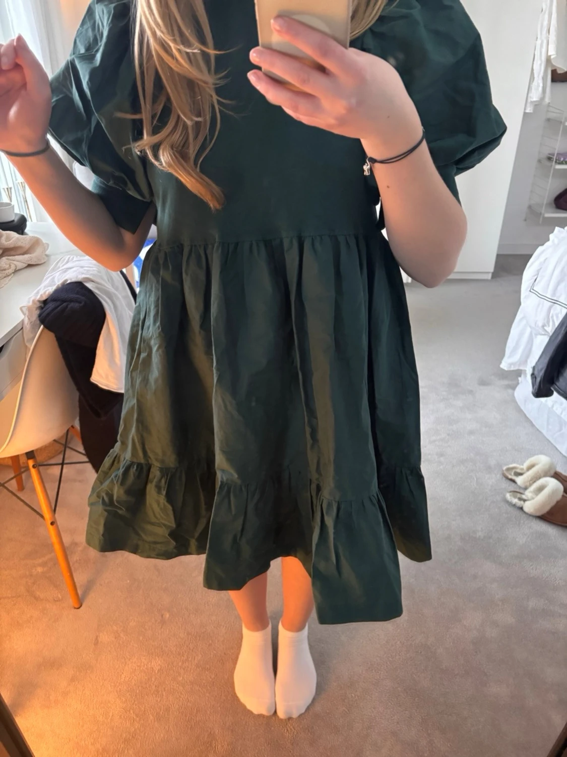 Mörkgrön volangklänning med puffärm