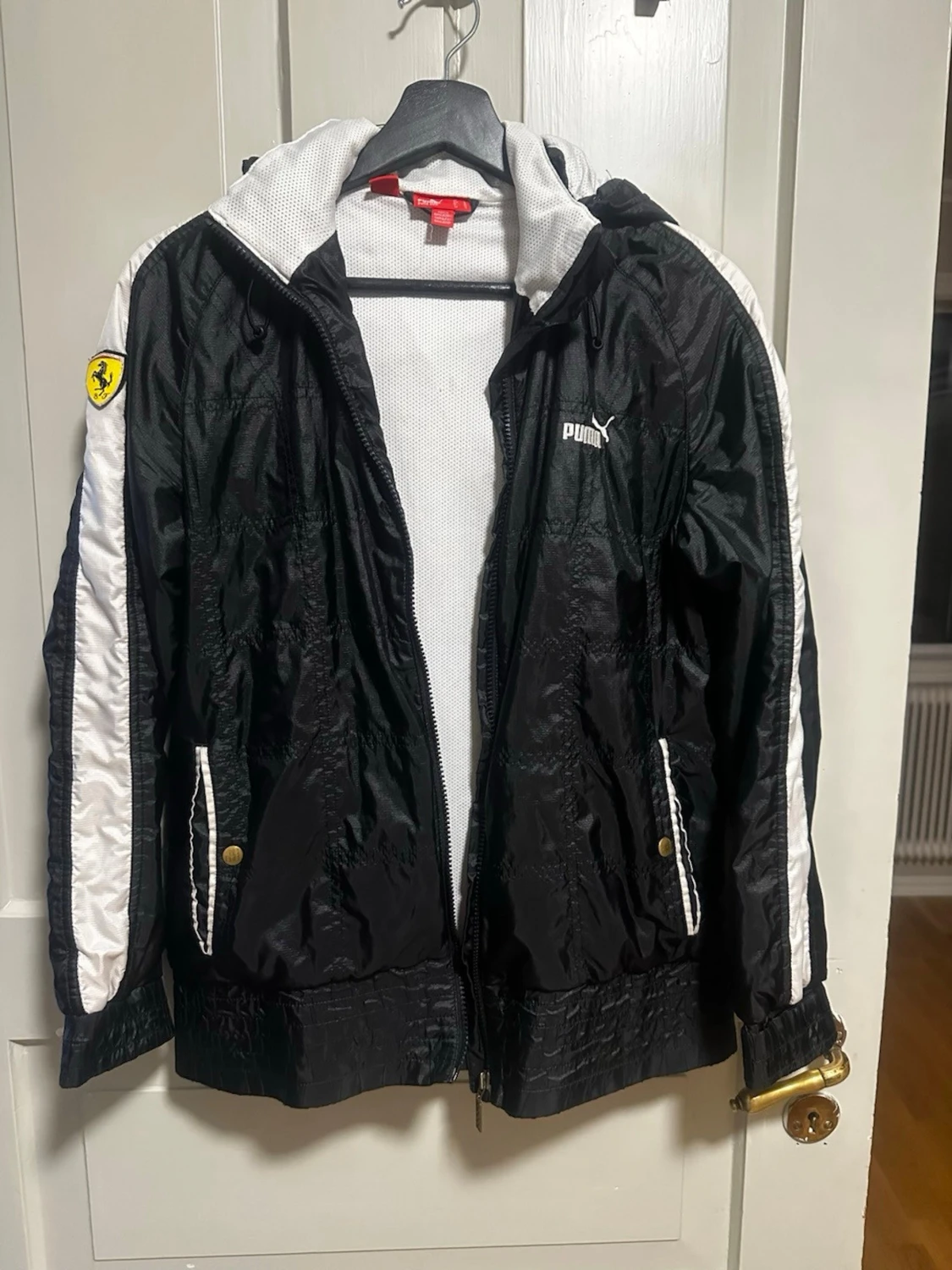 Svart Ferrari x Puma vindjacka
