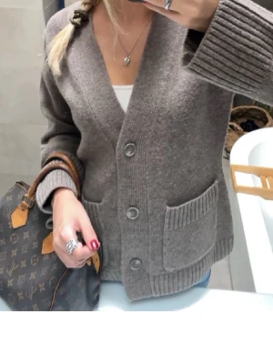 Wera kofta - Wera kofta från Åhléns. Köpt för 900kr. Knappt använd. Beige brun färg. Skriv för mer bilder😁💗