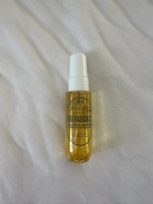 Sol de Janeiro Rio Radiance Mist - EJ ANDVÄND !! Sol de Janeiro Rio Radiance Perfume Mist i en genomskinlig gul plastflaska med vit spraykork. Pris kan diskuteras