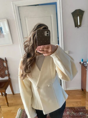 Kavaj/tröja - Aldrig använd. Gul/vit kavaj. Skriv vid frågor❤️