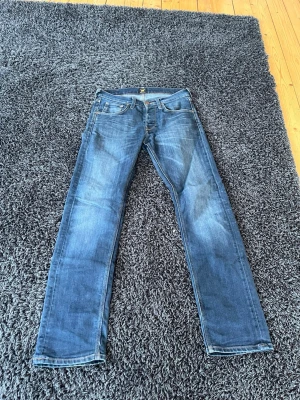 Lee Jeans - Säljer ett par mörkblå Lee jeans i storlek W29 L32. Skicket skulle jag säga är 8/10. Finns inga skador på de men de är använda. Priset är inte hugget i sten. Hör av dig om du har några funderingar 