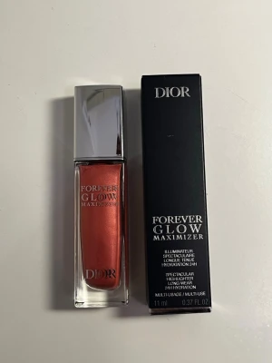 Dior Forever Glow Maximizer Rosy - Dior Forever Glow Maximizer i nyansen Rosy är ett flytande rouge med intensiv rosaton och skimrande finish. Kommer i en elegant glasflaska med silverlock och rymmer 11 ml. Perfekt för att ge kinderna en fräsch glow och highlight-effekt.