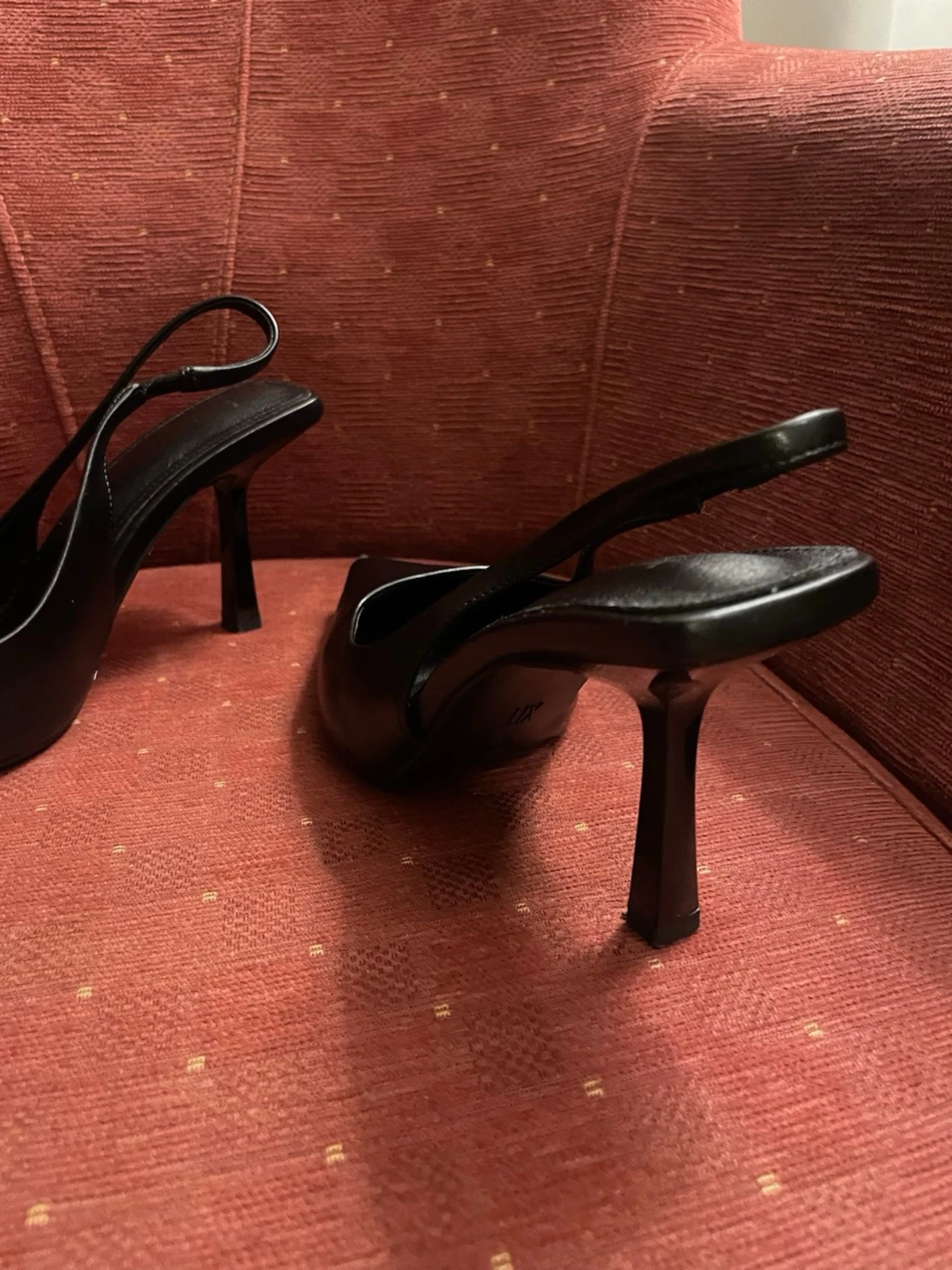 Svarta spetsiga slingback-pumps - 1