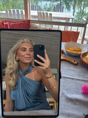 Långklänning - Asos - Snygg långklänning i blått med omlott-hals! Från Asos med utgångspris 1300kr! Fint skick utan fläckar!