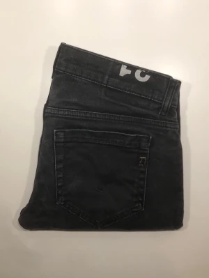 Dondup George 👖 - Säljer ett par svarta jeans från Dondup! Storlek: W31, modell: George, nypris: 3000kr, mitt pris: 399kr. Fint skick utan någon defekt, skriv vid funderingar och jag diskuterar gärna priset!