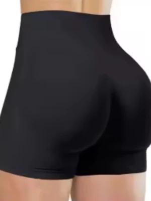 Svarta seamless booty shorts - Svarta, högmidjade seamless booty shorts med tight passform. Materialet är stretchigt och syntetiskt, perfekt för gymmet eller andra träningspass. De har scrunch-detalj bak för att framhäva formen och bred linning för extra stöd.