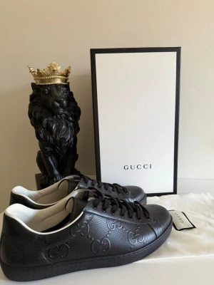 Gucci skor  - Hej jag säljer dessa otroligt snygga Gucci skor. De är helt nya endast testade😊 storleken är uk10 vilket motsvarar ungefär 43-44
