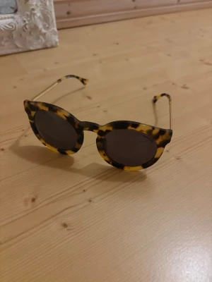 Runda solglasögon i leopardmönster - Använda men fina 