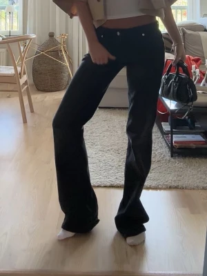 Svarta jeans  - Säljer ett par svarta lågmidjade jeans från bershka i storlek 34 jag säljer dom för dom kommer bara till andväning 1 gång 🥰🥰 jag är 165🥰