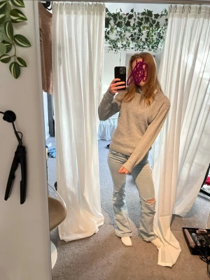 Ljusgrå stickad tröja från vero moda - Säljer min ljusgråa stickade tröja från vero Moda i storlek s. Super fint skick. 