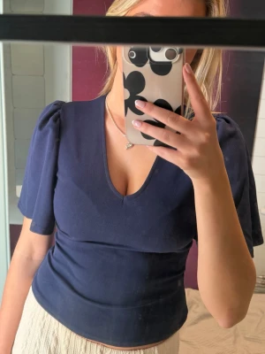 Mörkblå topp - Mörkblå topp som används ett fåtal gånger.