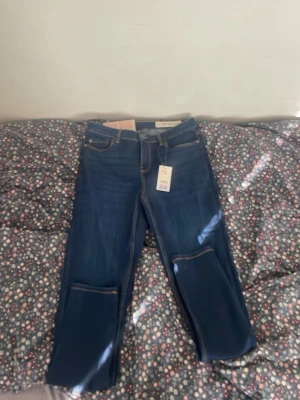 Mörkblå skinny jeans från Esmara  - Snygga mörkblå skinny jeans från Esmara med klassisk femficksmodell och kontrastsömmar. Jeansen har normal midja och stretchigt material för skön passform. Perfekta till sneakers eller boots. Dem e oanvänd också.