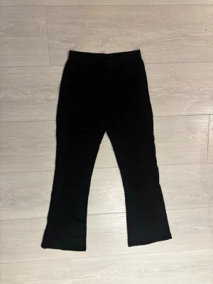 Svarta bootcut leggings - Säljer ett par svarta leggings med bootcut-modell.