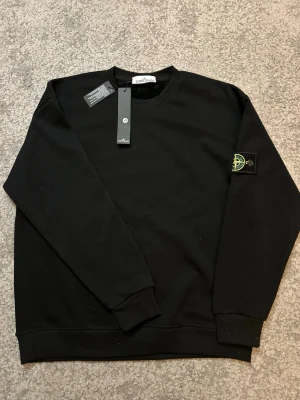 Stone Island tröja - Tja säljer nu en helt ny Stone Island tröja u svart,      Den är i storlek M.                                                            Hör av er vid funderingar!