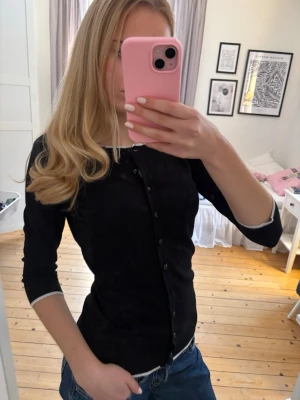 Svart kofta - Snygg svart kofta med trekvartsärmar i fint skick, förutom att en knapp fattas. Storlek xs från Mohito💕