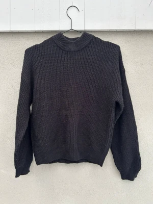 Stickad tröja - Stickad tröja från FB sister. Använd men inga defekter.