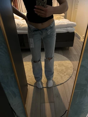 Ljusblå ripped jeans med raka ben - Helt oanvända 90’s jeans från Gina Tricot. 