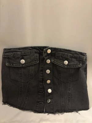 Jeanstopp - Säljer denna gråsvarta jeanstopp som är använd endast en gång!😊