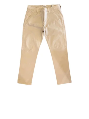 Beige chinos från Dondup - Snygga beige chinos från Dondup med klassisk rak passform och diskreta sidofickor. Tillverkade i bomull med mjukt innerfoder och detaljer som bälteshällor och dragkedjegylf. Perfekta för en clean och stilren look.