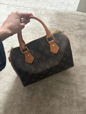 Speedy 25 - Tillkommer i dustbag och ett långt band.