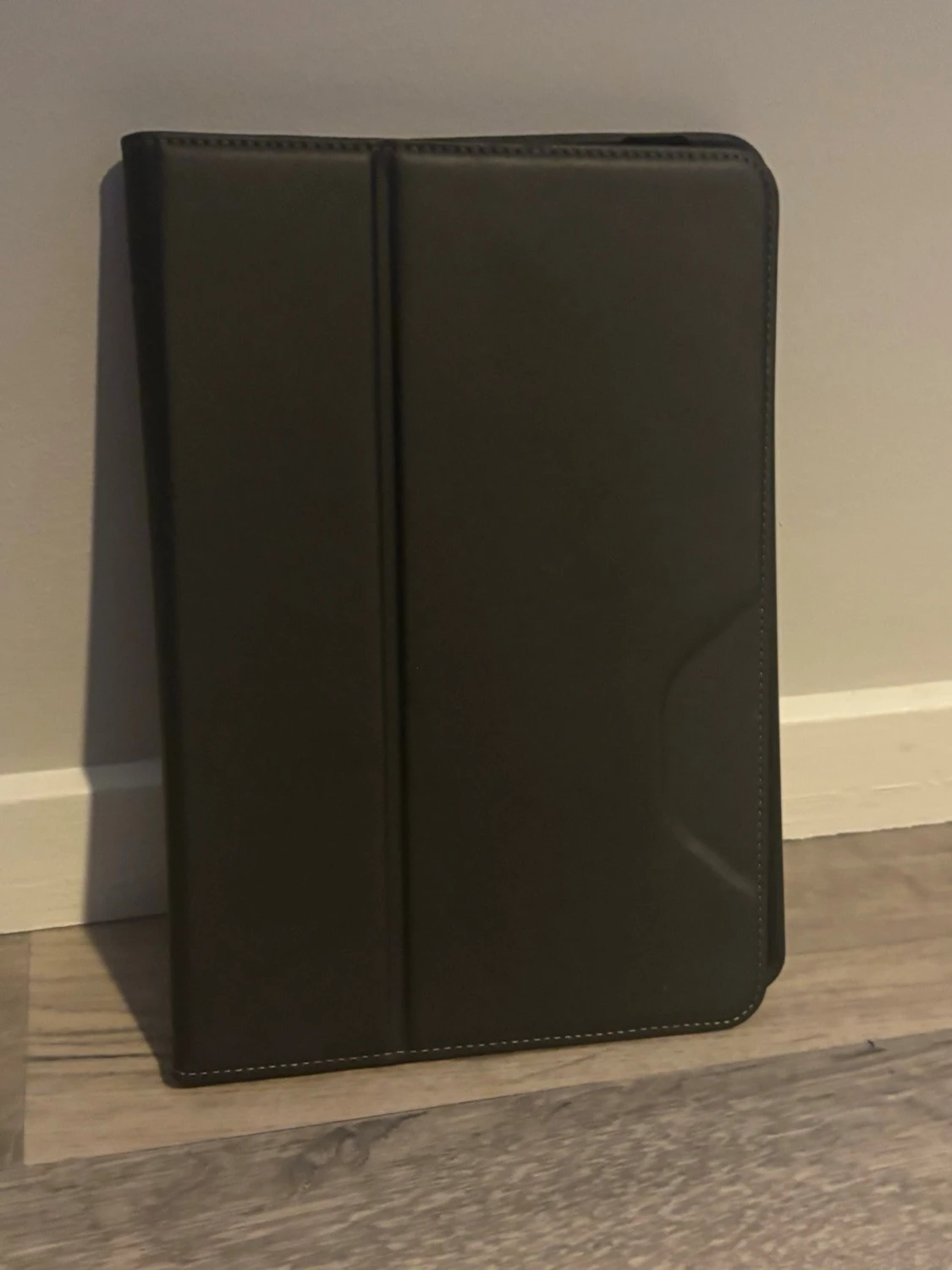 iPad (7:e generationen) med svart fodral - 1