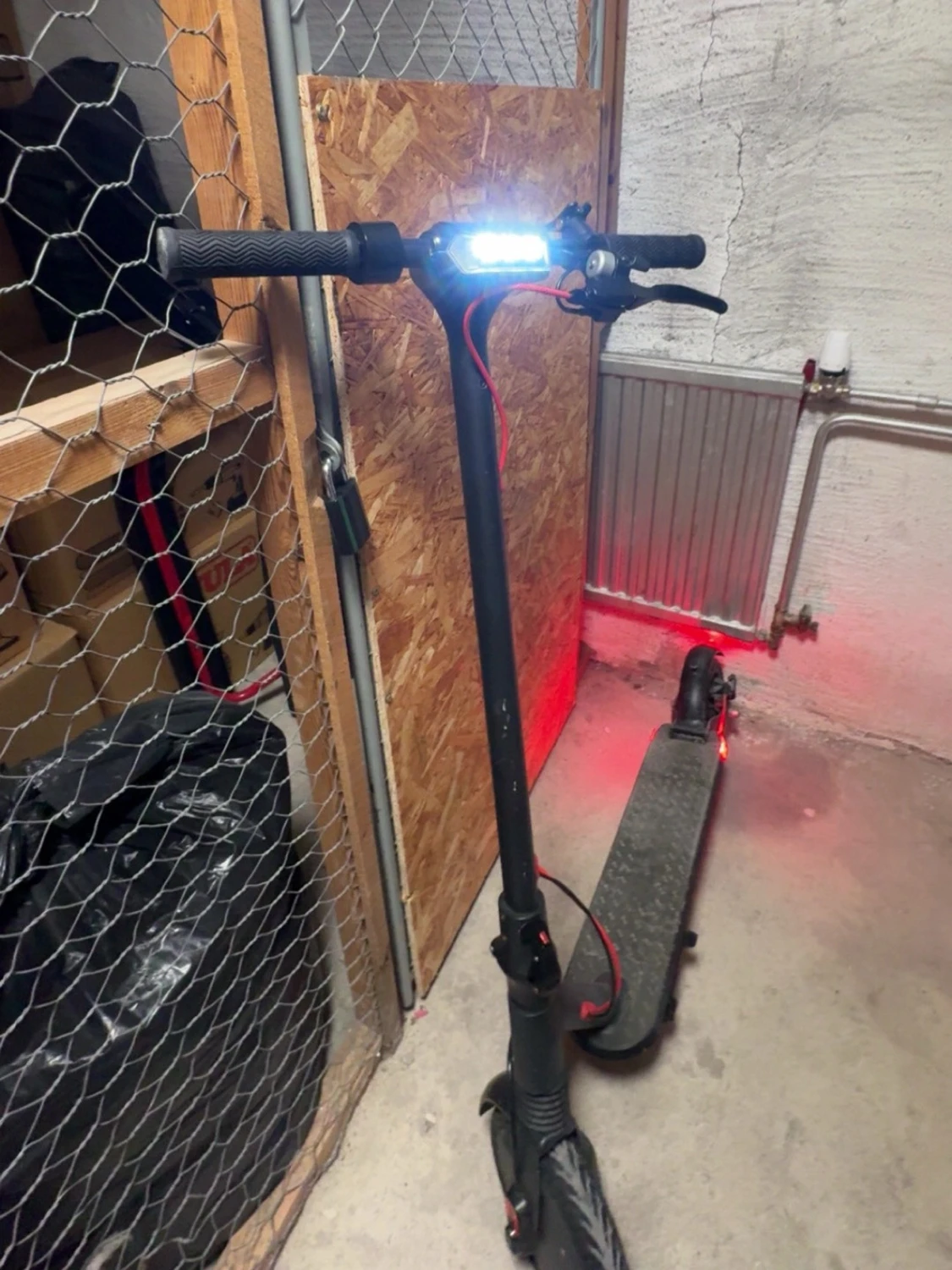 Svart elscooter med digital display - 4