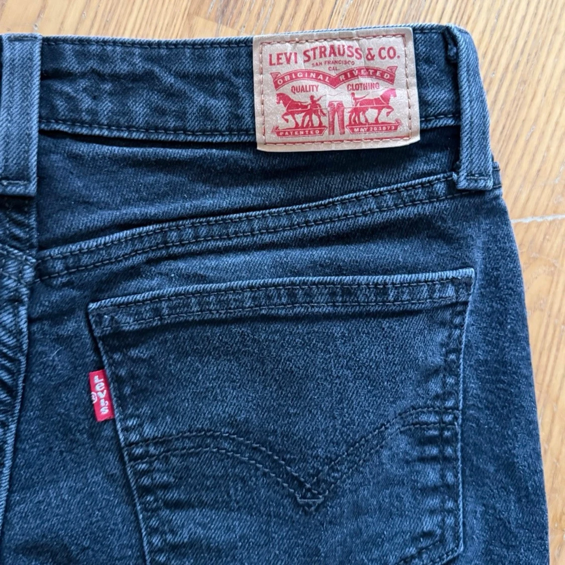 lågmidjade bootcut jeans från levis - 4