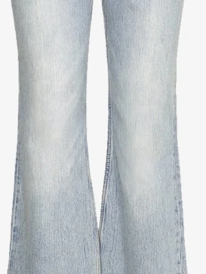 Ljusblå utsvängda jeans - Säljer ett par ljusblå jeans med utsvängda ben och klassisk femficksdesign. Jeansen har en snygg tvättad look och är tillverkade i denim, perfekt för dig som gillar retrostil och vill sticka ut lite extra.