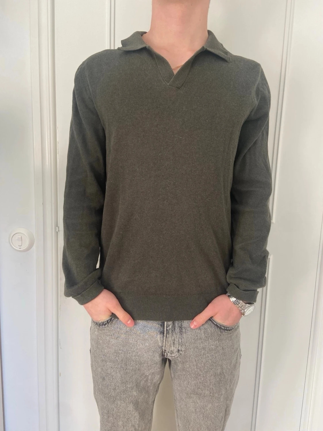 Olivgrön tröja med krage