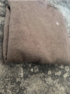 Stickad tröja Morris - Hej!, säljer nu en grå/brun stickad tröja från Morris, knappt knappt använd, 9.5 av 10 i skick, sitter som S/small bättre skulle jag säga, ny pris strax över 1000kr, hör av dig om du har frågor eller funderingar osv!!😊